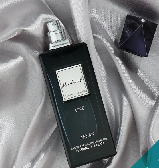Black eau de parfum bottle with metallic cap, UNE label, 100ml
